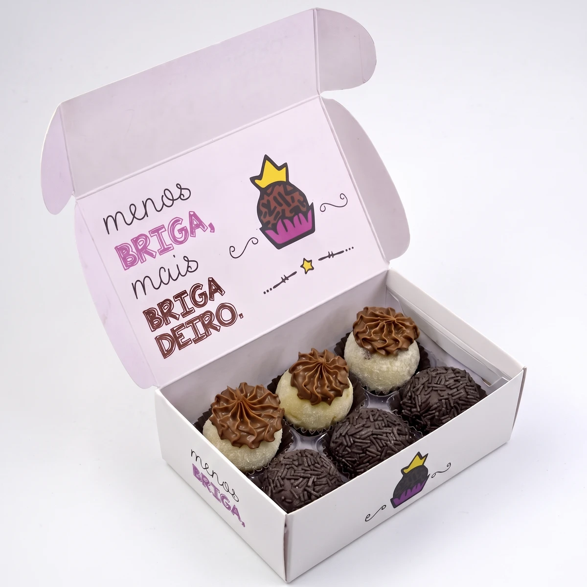Molde Caixa Brigadeiro Arquivo Corte Studio, PDF e PNG 2 Caixa aberta com seis brigadeiros: três de chocolate e três brancos com cobertura.