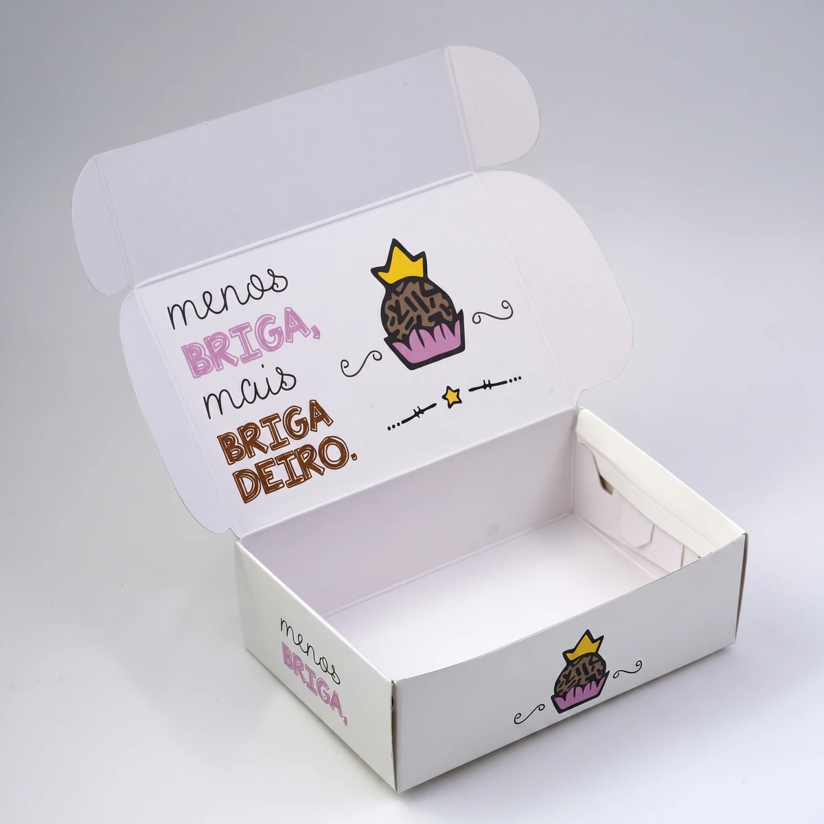 Molde Caixa Brigadeiro Arquivo Corte Studio, PDF e PNG 3 Arte digital para embalagem com ilustração de brigadeiro e frase divertida.