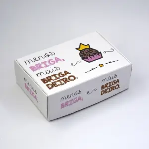 Design gráfico com ilustração de brigadeiro coroado e texto divertido em caixa.