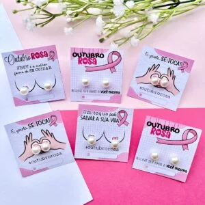 Seis cartões com brincos de pérola e temática de prevenção ao câncer de mama.