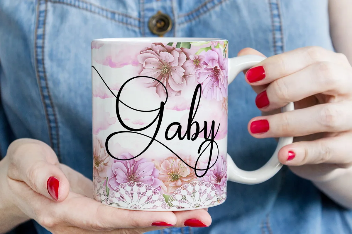 Pack Artes Canecas Gratidão 2 Mãos segurando caneca branca com estampa floral e escrita cursiva