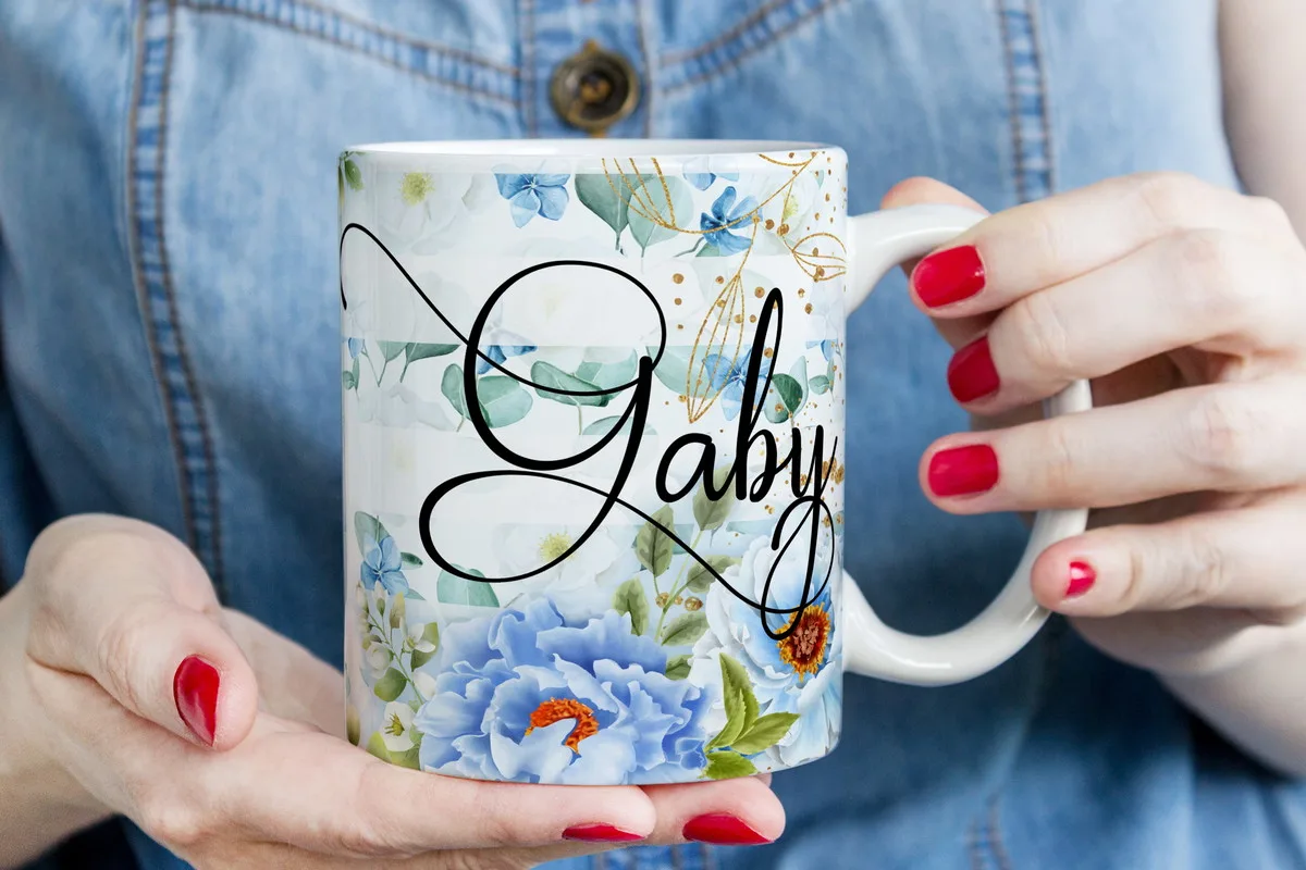 Pack Artes Canecas Gratidão 3 Caneca branca com flores azuis e nome em caligrafia preta
