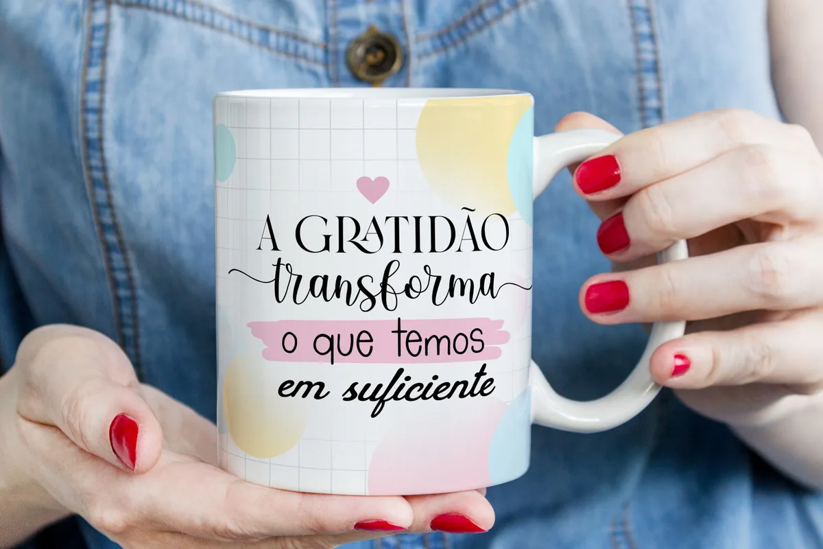 Pack Artes Canecas Gratidão 4 Uma pessoa segura uma caneca branca estampada com frase em português.