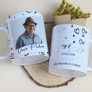 Pack de Artes Canecas Avós - Png e Corel 13 Duas canecas brancas personalizadas com foto de idoso e frases sobre avô em destaque.