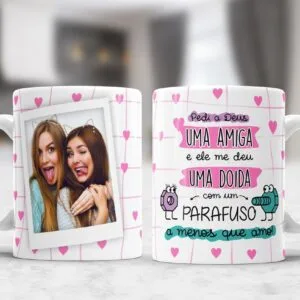 Duas canecas brancas com corações rosas, uma com foto de amigas, outra com texto divertido.