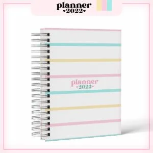 Planner Feminino Permanente 06 3 Agenda espiral branca com listras horizontais coloridas, escrita planner 2022 em destaque central.