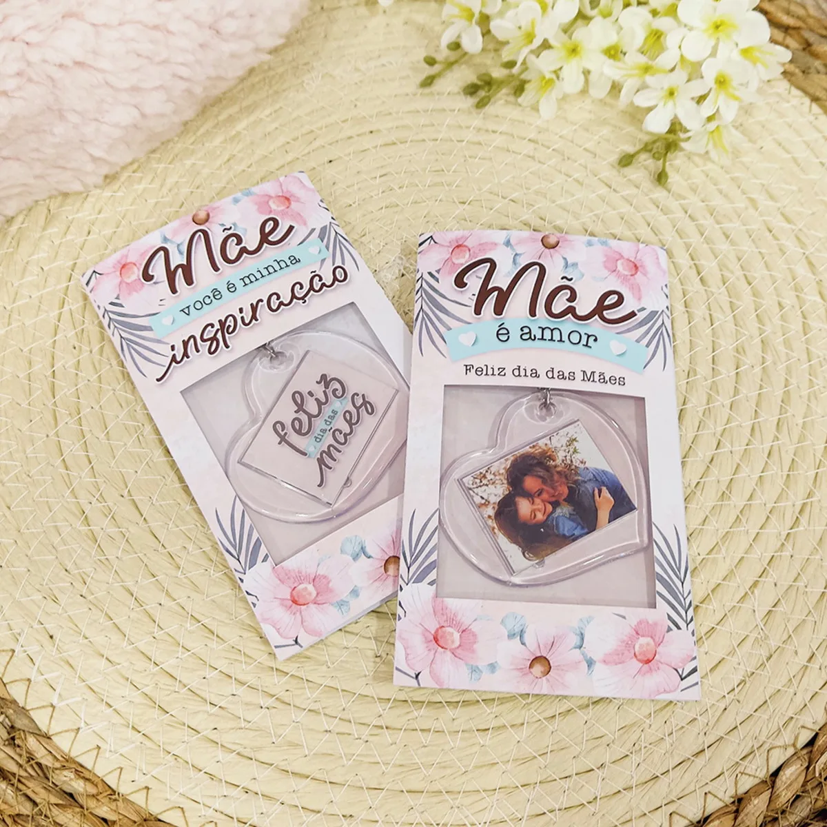 Porta Chaveiro Dia das Mães 2 Dois cartões com flores e acrílicos transparentes sobre chapéu de palha