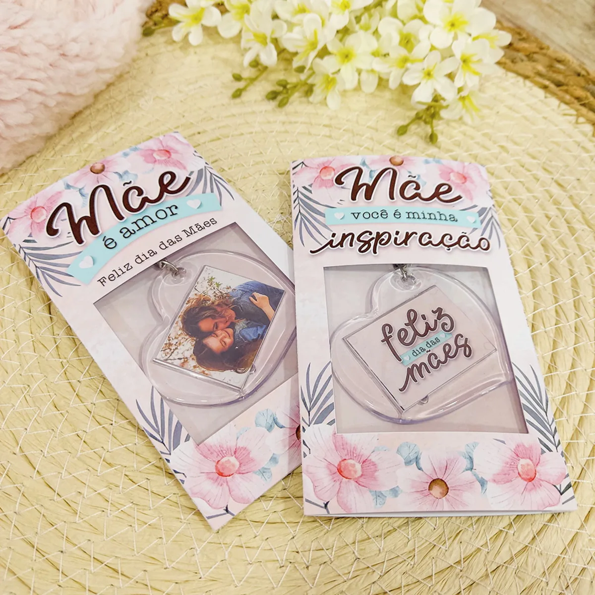 Porta Chaveiro Dia das Mães 3 Dois chaveiros personalizados com mensagens para o dia das mães em embalagens decoradas