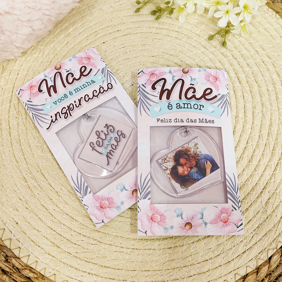 Porta Chaveiro Dia das Mães 4 Cartões florais com chaveiros, foto de pessoas abraçadas e mensagens sobre palha.