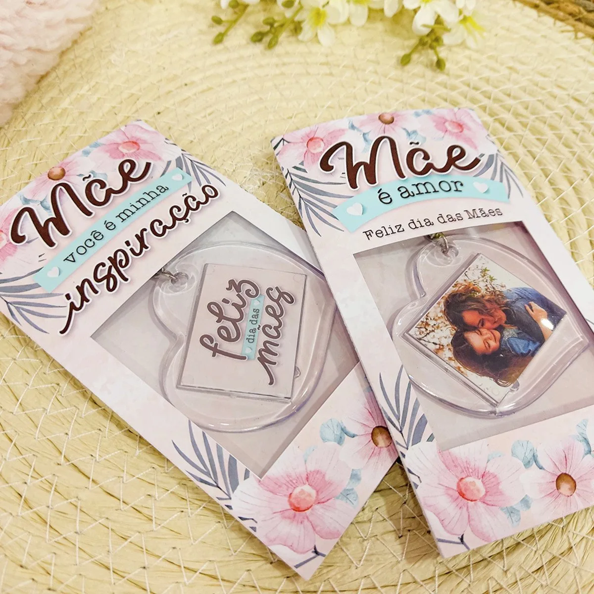 Porta Chaveiro Dia das Mães 1 Dois chaveiros personalizados com cartões comemorativos temáticos florais e mensagens escritas.