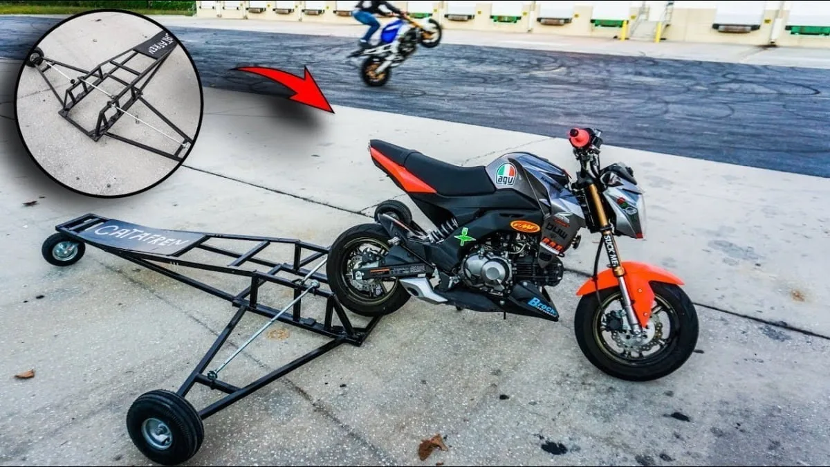 Motocicleta pequena acoplada a armação metálica com rodinhas, seta e detalhe ampliado